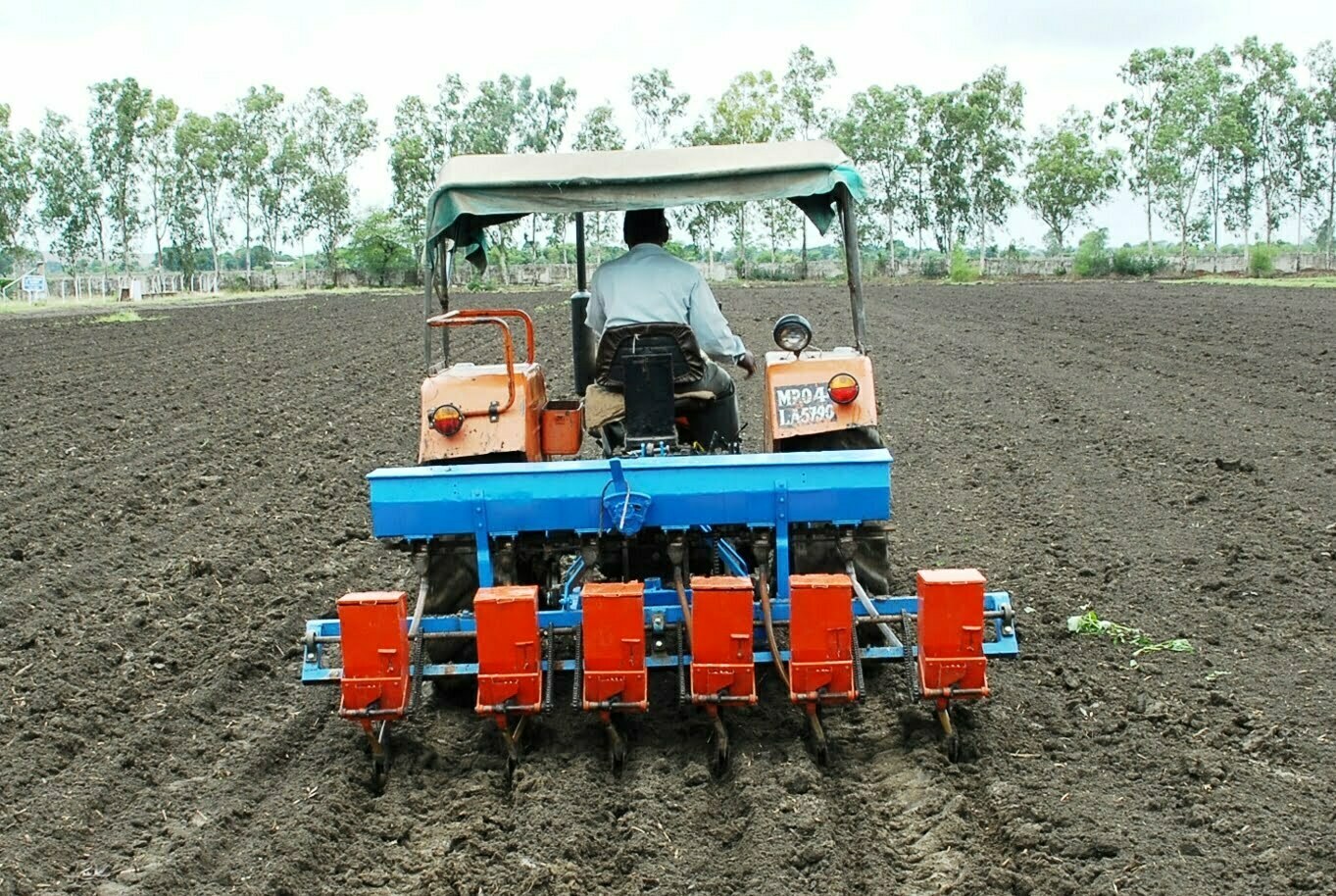 நிலக்கடலை Tractor operated Inclined Plate Planter