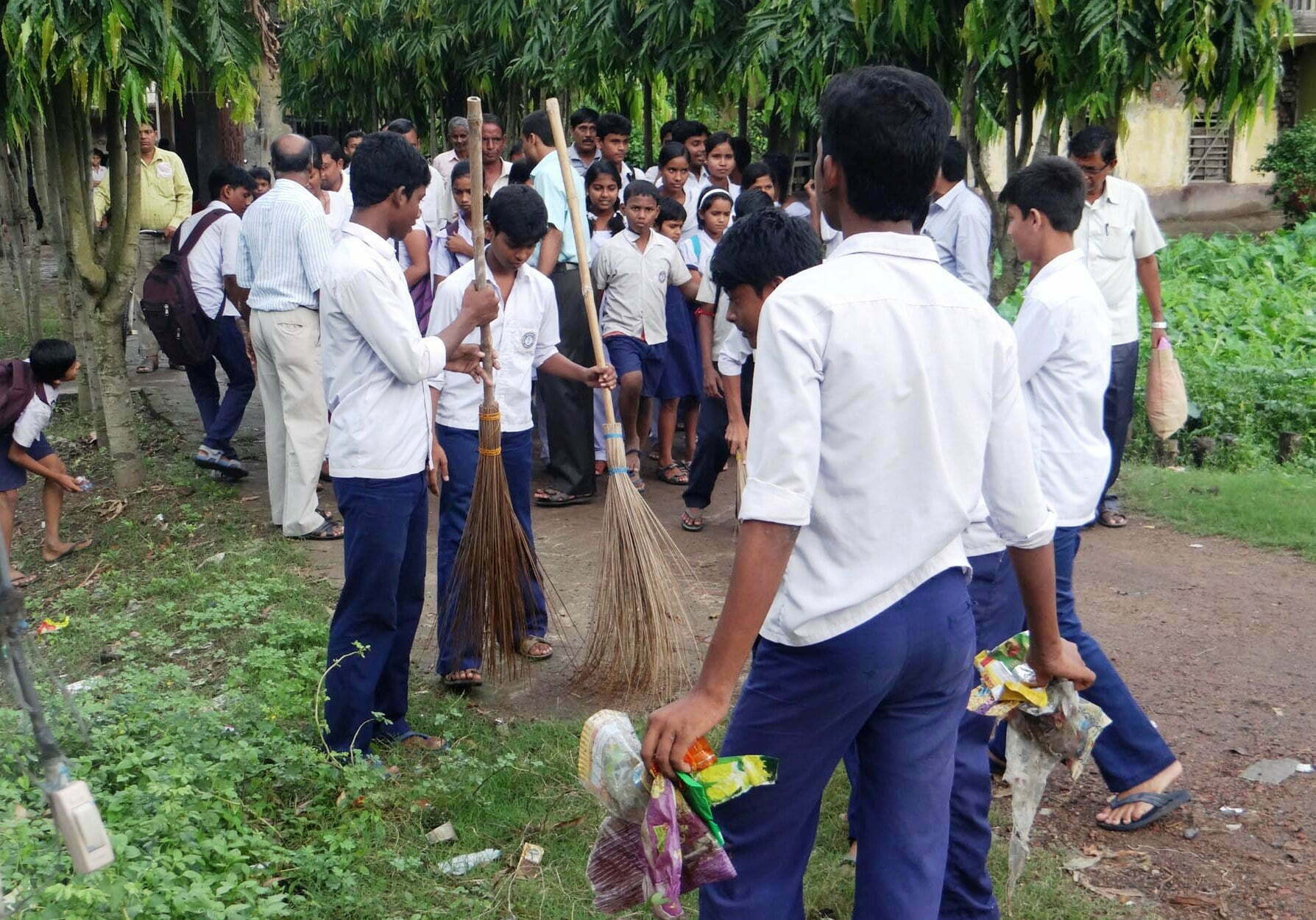 தேசியப் பசுமைப்படை Cleaning of school campus